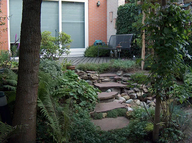 Tuin met keien als decoratie