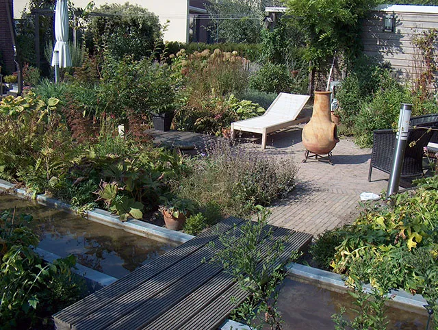 Terras met beplanting en overloopvijver