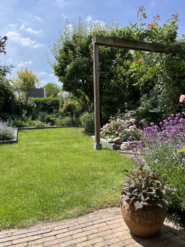 Tuinonderhoud in een groene tuin met gras