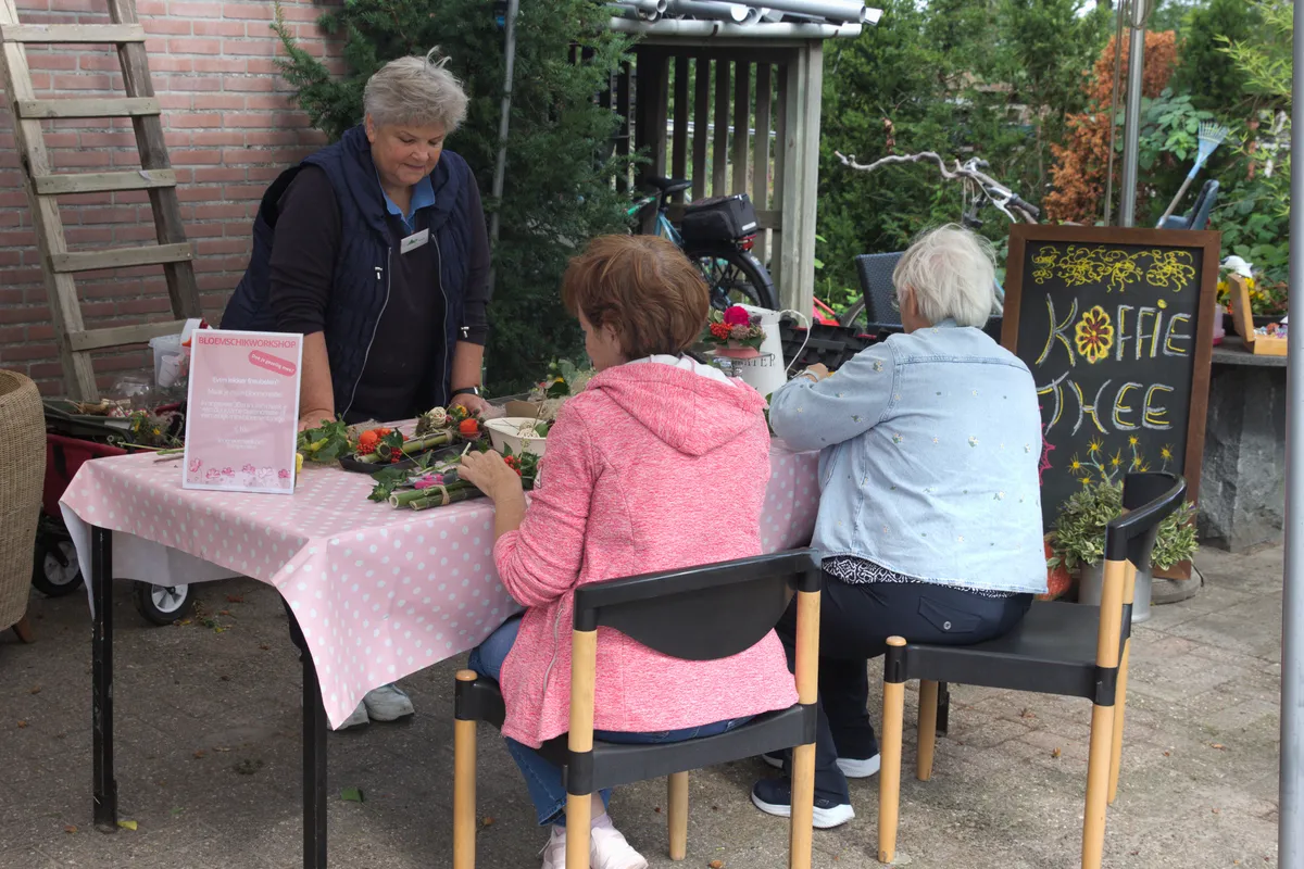 Workshop bloemschikken als extra activiteit bij de kweker