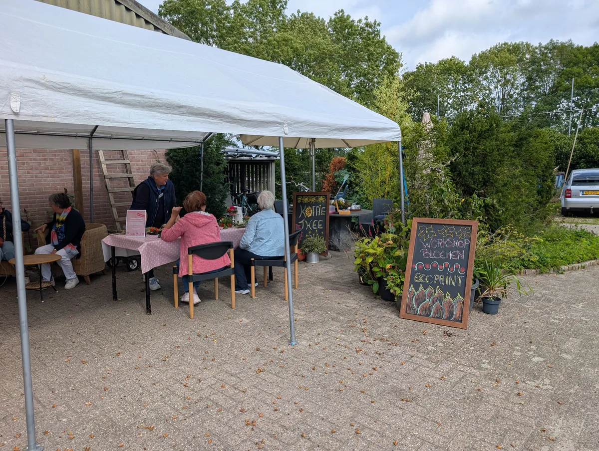 Workshop bloemschikken met natuurlijke materialen tijdens de open dag