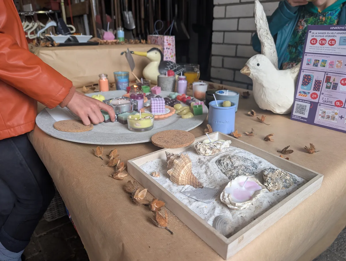 Kraam met zelfgemaakte kaarsen als extra activiteit op de open dag