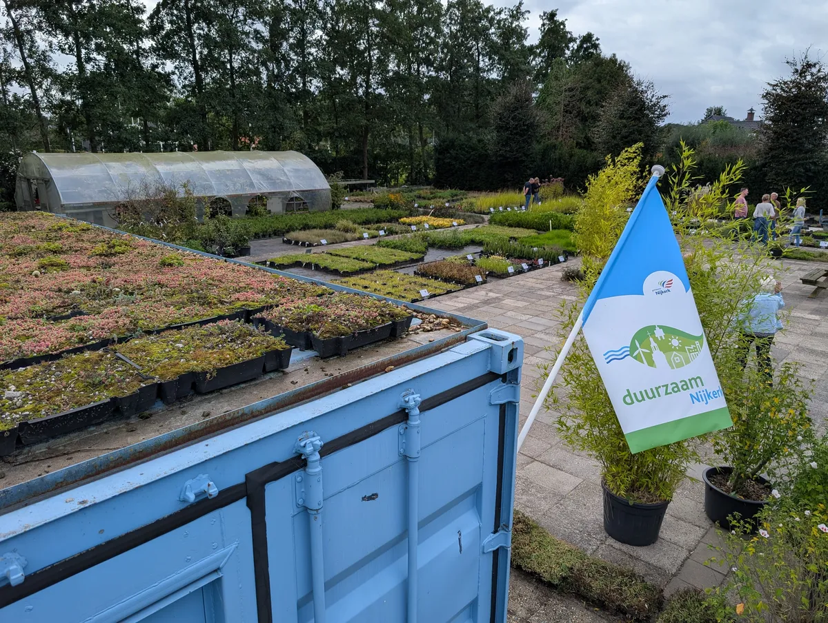 Bezoekers bekijken de Klimaatkamer op het terrein van de kwekerij