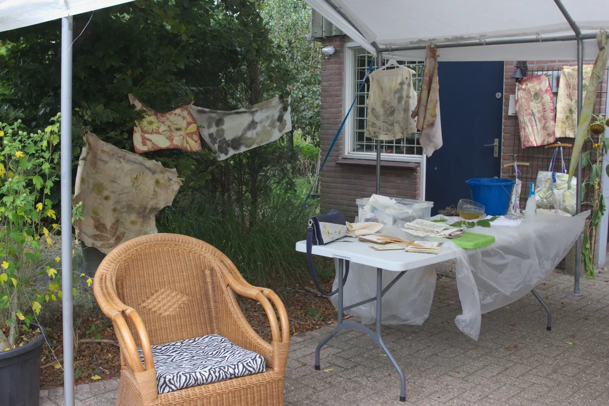 Overzicht van de stand met ecoprint-werk op textiel en papier