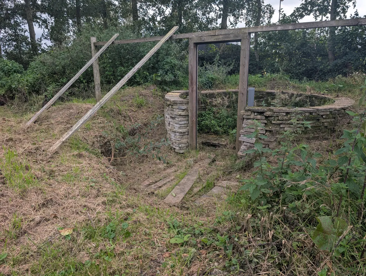 Uitleg over de energieloze koelkelder in aanbouw tijdens de rondleiding