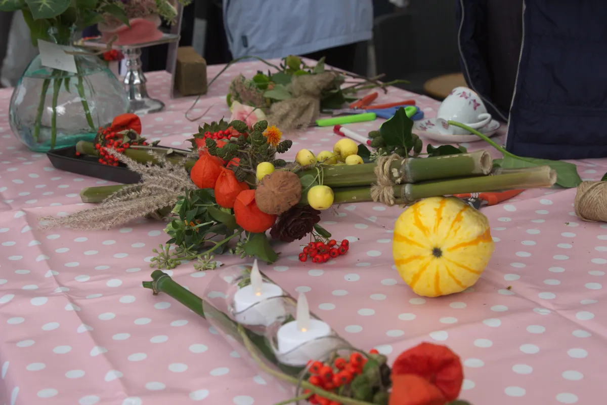 Bezoekster maakt een bloemstuk tijdens de workshop bloemschikken