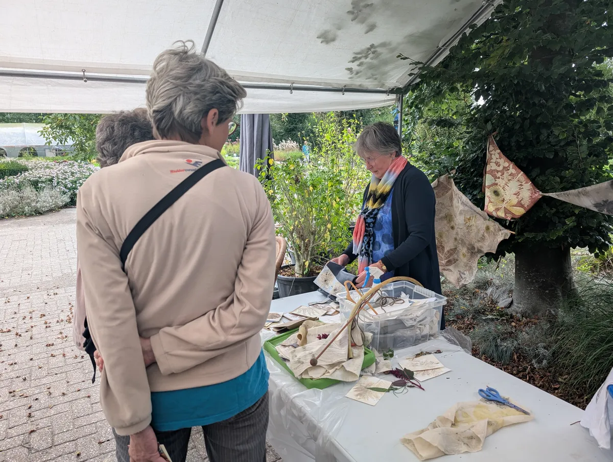 Demonstratie ecoprinten waarbij planten hun afdruk achterlaten