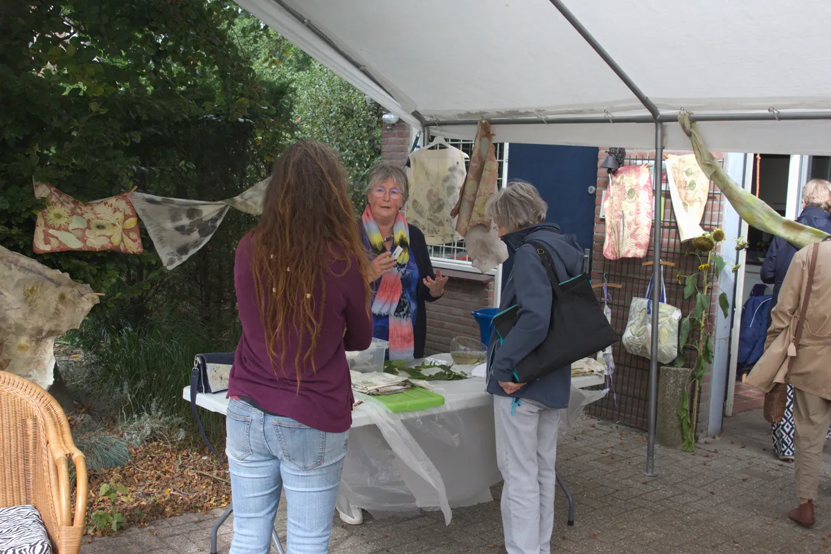 Uitleg over het bedrukken van stof met natuurlijke plantenafdrukken