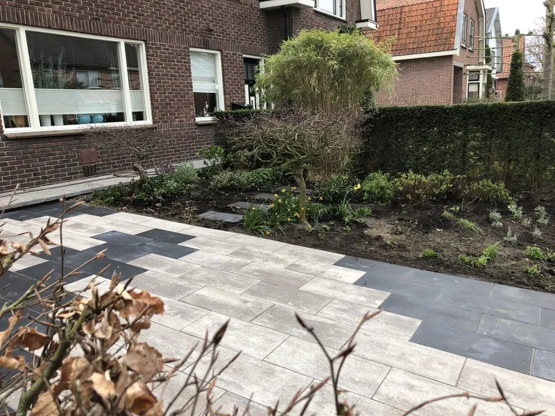 Aangelegde oprit, gezien vanaf de voorzijde
