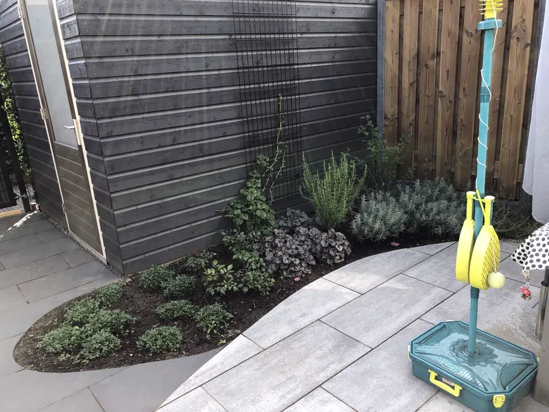 Aangelegde tuin met natuurlijke glooiende lijnen