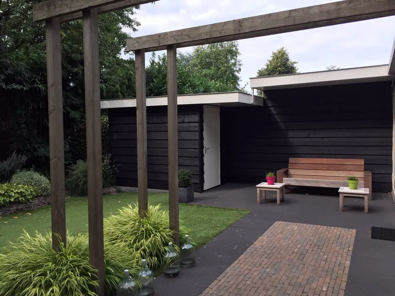 Aangelegde tuin met overkapping